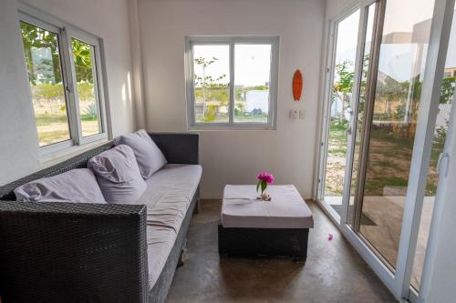 sala de estar con sofá y mesa en Casa para 4 personas con A/C a 200 mts de la playa Low Tide - Popoyo Aparts en Tola