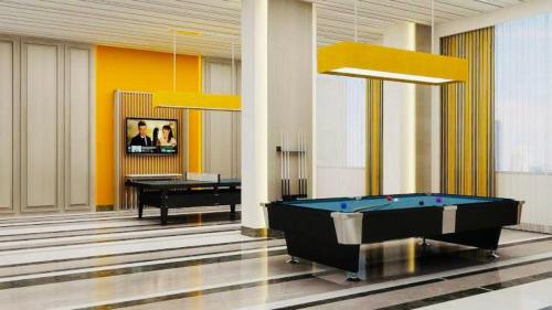 Country Inn & Suites في لاكناو: غرفة بلياردو مع طاولة بلياردو وتلفزيون