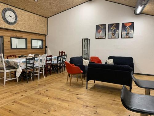 une chambre avec des chaises, une table et une horloge dans l'établissement La Coumereille, à Belcaire