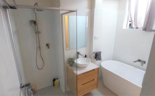 Koupelna v ubytování Central Wollongong Apartment - 2 bedrooms