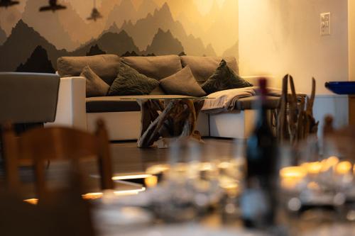 Posezení v ubytování Village Center Apartment Kanne by Inspiringplaces Zermatt