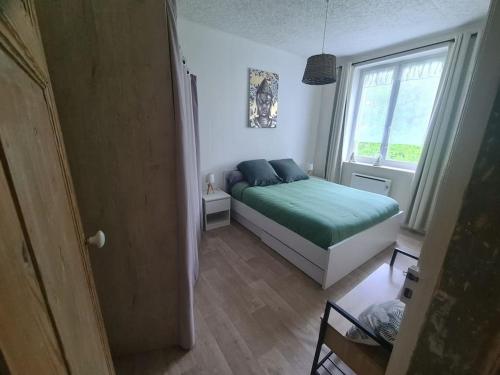 une petite chambre avec un lit et une fenêtre dans l'établissement appartement tout confort 48m2 - 1 chambre - boulogne sur mer, à Boulogne-sur-Mer