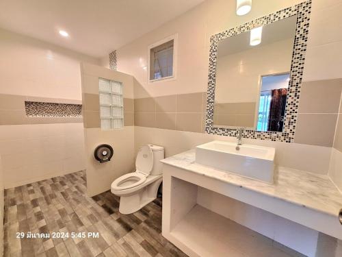 een badkamer met een toilet, een wastafel en een spiegel bij Plus2 Hua-Hin Private Poolvilla from beach 3km in Hua Hin