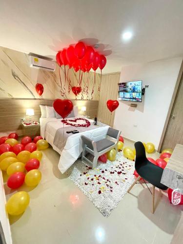 a bedroom with balloons and a bed with a bunch of hearts at Hotel Olam Deluxe Valledupar in Valledupar