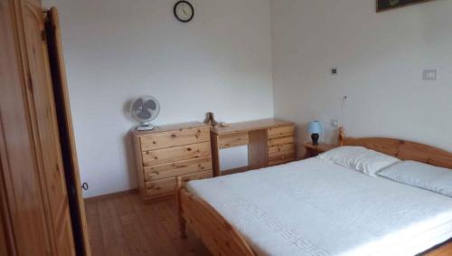 1 dormitorio con 1 cama, vestidor y reloj en Apartment Riva del Garda - Gardasee 22160, en Riva del Garda