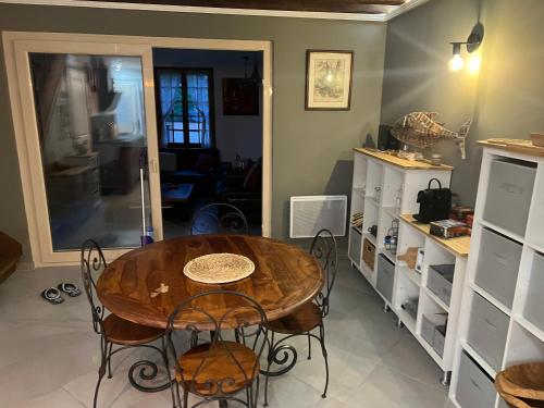 a dining room with a wooden table and chairs at Gîte du fief in Cires-lès-Mello