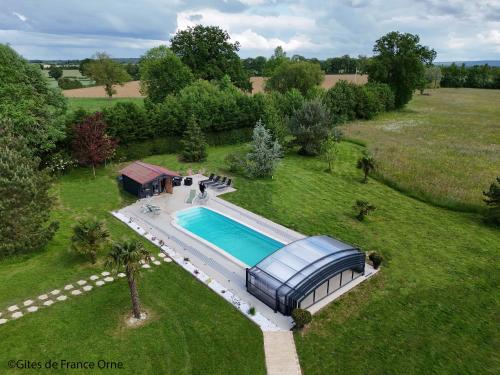 - une vue sur la piscine dans un champ dans l'établissement Domaine du clos henri, à Essay