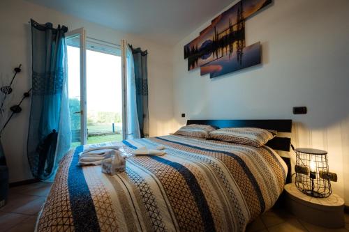 Säng eller sängar i ett rum på Oliva Apartment - Featuring a Private Garden and Access to a Pool