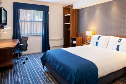 Un pat sau paturi într-o cameră la Holiday Inn Express Leeds-East, an IHG Hotel