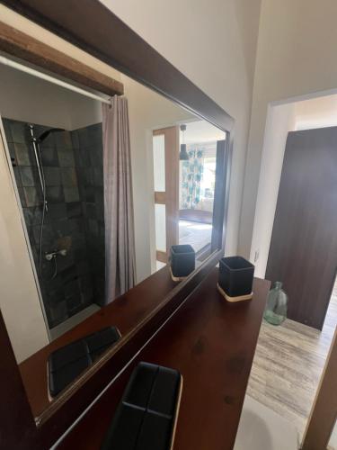 La salle de bains est pourvue d'un bureau et d'un grand miroir. dans l'établissement Appartement à 100m de la plage, à La Barre-de-Monts