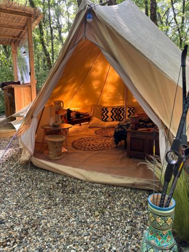 une tente assise au sol dans l'établissement APACHE, à Loubès-Bernac