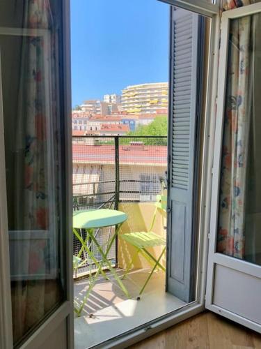 - un balcon avec une table et une chaise dans l'établissement Superbe appartement en plein centre de Cannes, à Cannes
