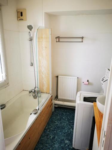 une salle de bain avec une douche, une baignoire et un lavabo dans l'établissement Residence le Sabaou, à Biarritz