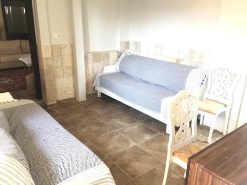 - un salon avec un canapé bleu et une chaise dans l'établissement Room in Apartment - Beautiful Holiday Home In Resort Centre, à Sidé