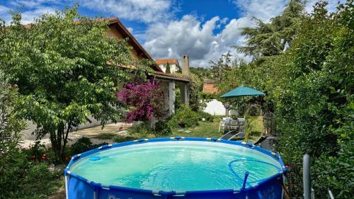- un bain à remous dans la cour d'une maison dans l'établissement Maison, Piscine, Jardin & Calme, à Marseille