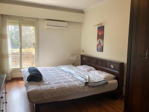 A bed or beds in a room at Lovely gorgeous apartment among green Maadi