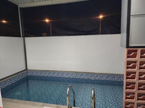 Πισίνα στο ή κοντά στο Villa Syariah Tripel Z Temas