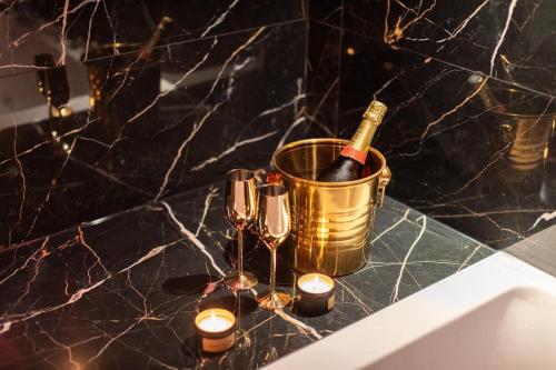 - une bouteille de champagne dans un seau sur un comptoir dans l'établissement L'Evidence, à Magny-le-Hongre