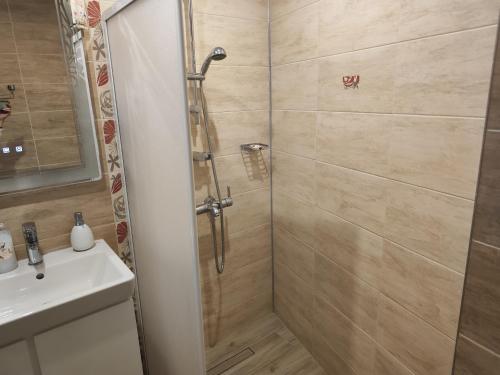 Art apartment Kiril and Metodi square في مدينة بورغاس: حمام مزود بدش ومغسلة