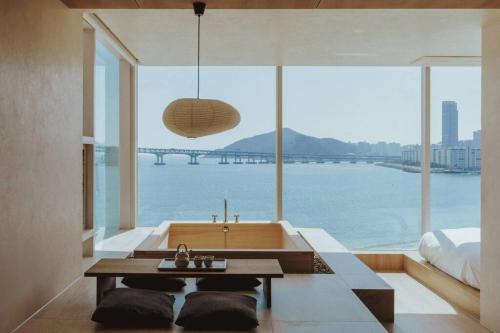 釜山的住宿－Onyouji Stay，带浴缸的浴室和大窗户