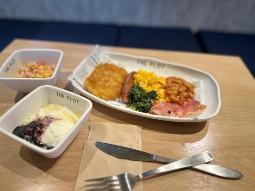een tafel met twee borden eten op een tafel bij DainHostel2 in Tokyo