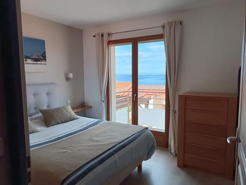 une chambre avec un lit et une vue sur l'océan dans l'établissement Maison vue sur mer avec piscine, à Port-Vendres