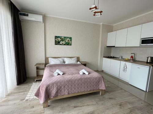 een slaapkamer met een bed met twee handdoeken erop bij Orange Batumi Travel in Batoemi