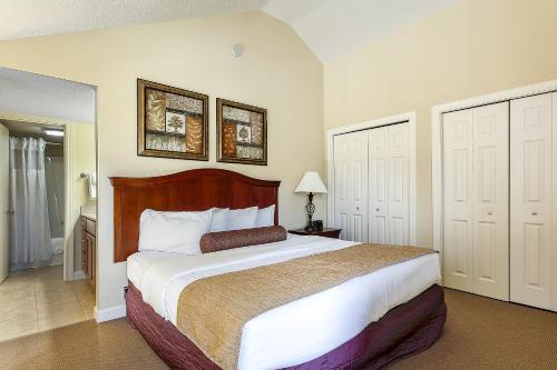 Postel nebo postele na pokoji v ubytování Beautiful 2 King BDR with a Loft Golf Course Condo 5569