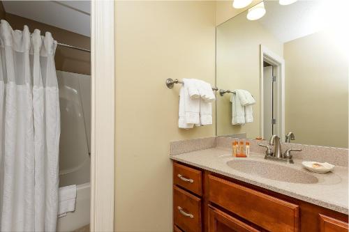 Koupelna v ubytování Beautiful 2 King BDR with a Loft Golf Course Condo 5569