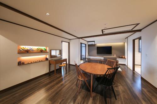 a dining room with a table and chairs at ROMANSTAY in Takayama