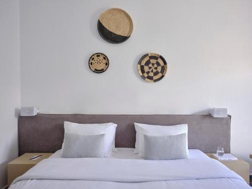 Postel nebo postele na pokoji v ubytování Mykonos Kosmoplaz Beach Resort Hotel