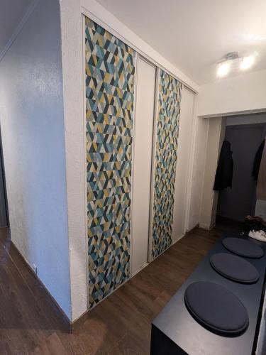 une pièce avec quatre toilettes alignées contre un mur dans l'établissement Bord de Seine prés de Paris, à Alfortville