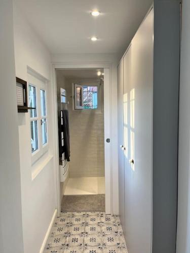 un couloir avec une porte blanche et du carrelage. dans l'établissement La Missidi - Belle villa provençale avec piscine, à Nice