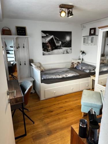 1 dormitorio con 2 camas y escritorio en Freudi`s Berghütte, en Neuhausen auf den Fildern