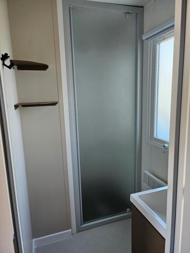 Ένα μπάνιο στο Mobilhome 6 personnes camping la falaise