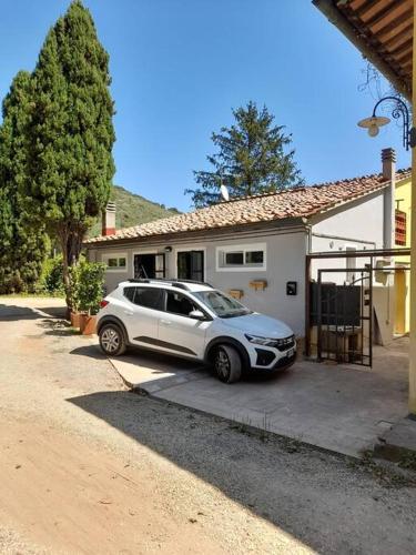 a white car parked in front of a house at Pub house in Lucca
