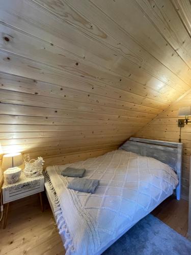 Ένα ή περισσότερα κρεβάτια σε δωμάτιο στο Chatka Dziadka Sudety