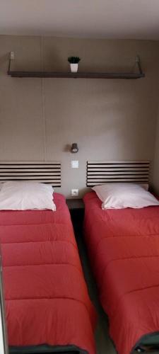 Giường trong phòng chung tại Mobilhome cosy Aulywan