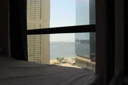 ドバイにあるLa vie en roseのホテルの窓から海の景色を望めます。