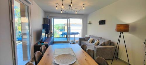 un salon avec une table et un canapé dans l'établissement Spacious apartment with lovely terrace, à Saint-Raphaël