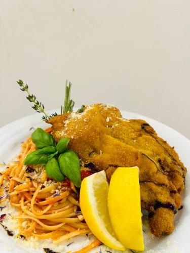 Makanan di atau berdekatan hotel