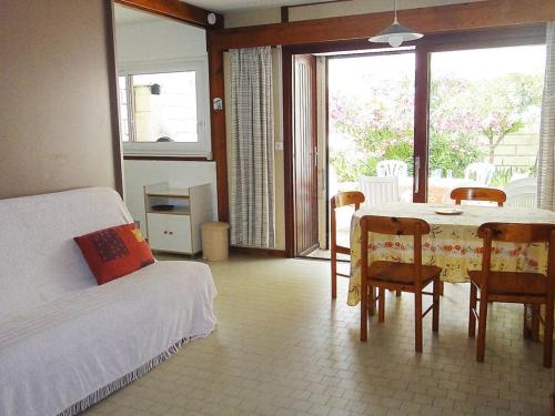 une chambre avec un lit, une table et des chaises dans l'établissement Villa Duplex 3 Pièces, 7 Couchages, Patio Privatif et Parking à La Grande-Motte - FR-1-790-7, à La Grande Motte