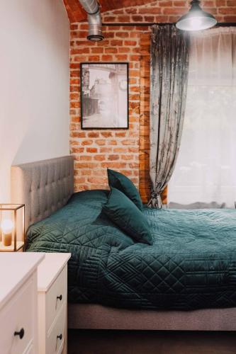 Una cama o camas en una habitación de Apartament w Twierdzy