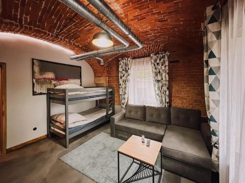 Una cama o camas en una habitación de Apartament w Twierdzy