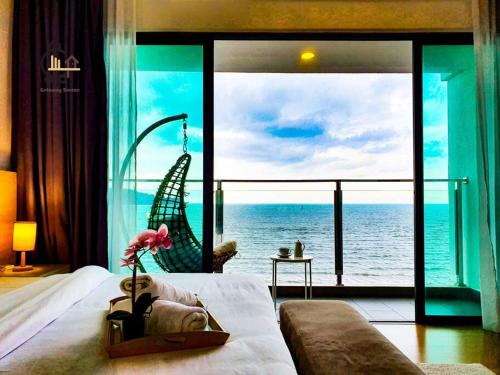 1 min to Seaview & Sunrise Heart of Kuantan في كُوانتان: غرفة نوم مع إطلالة كبيرة على المحيط