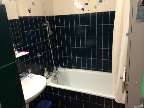 Photo de la galerie de l'établissement Appart 2 pièces, proche plage et commerces, parking privé, WIFI, équipements modernes - FR-1-790-6, à La Grande Motte