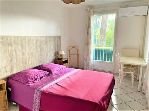 - une chambre avec un lit rose et une fenêtre dans l'établissement Appartement Central 4 Pers. La Grande-Motte, Proche Plage, Double Garage - FR-1-790-17, à La Grande Motte