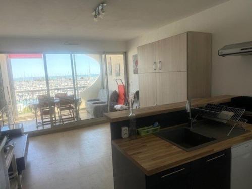 Photo de la galerie de l'établissement Studio Centre-Ville avec Parking et Vue Mer - FR-1-790-23, à La Grande Motte