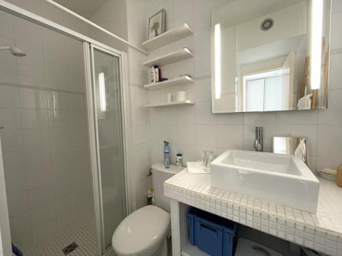 une salle de bain avec toilettes, lavabo et douche dans l'établissement Studio cabine climatisé proche plage avec parking à La Grande Motte - FR-1-790-3, à La Grande Motte