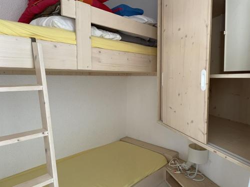 Cette petite chambre dispose de lits superposés et d'une échelle. dans l'établissement Studio cabine climatisé proche plage avec parking à La Grande Motte - FR-1-790-3, à La Grande Motte